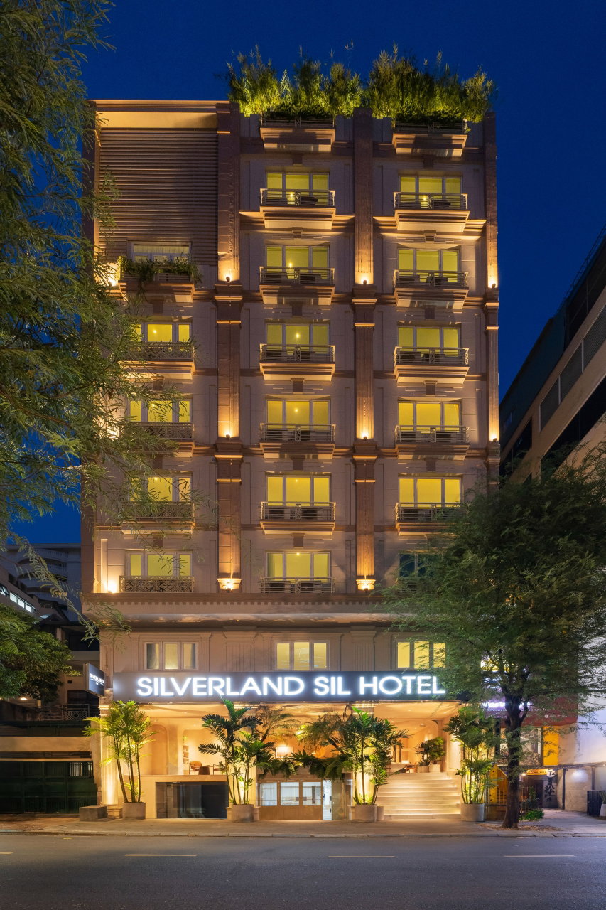Vì Sao Silverland Sil Là Khách Sạn Boutique Spa Đáng Để Ở Lại Lâu Hơn Giữa Khu Phố Nhật Sài Gòn 1 Mặt tiền khách sạn Silverland Sil về đêm trên đường Thái Văn Lung, khu Phố Nhật Quận 1