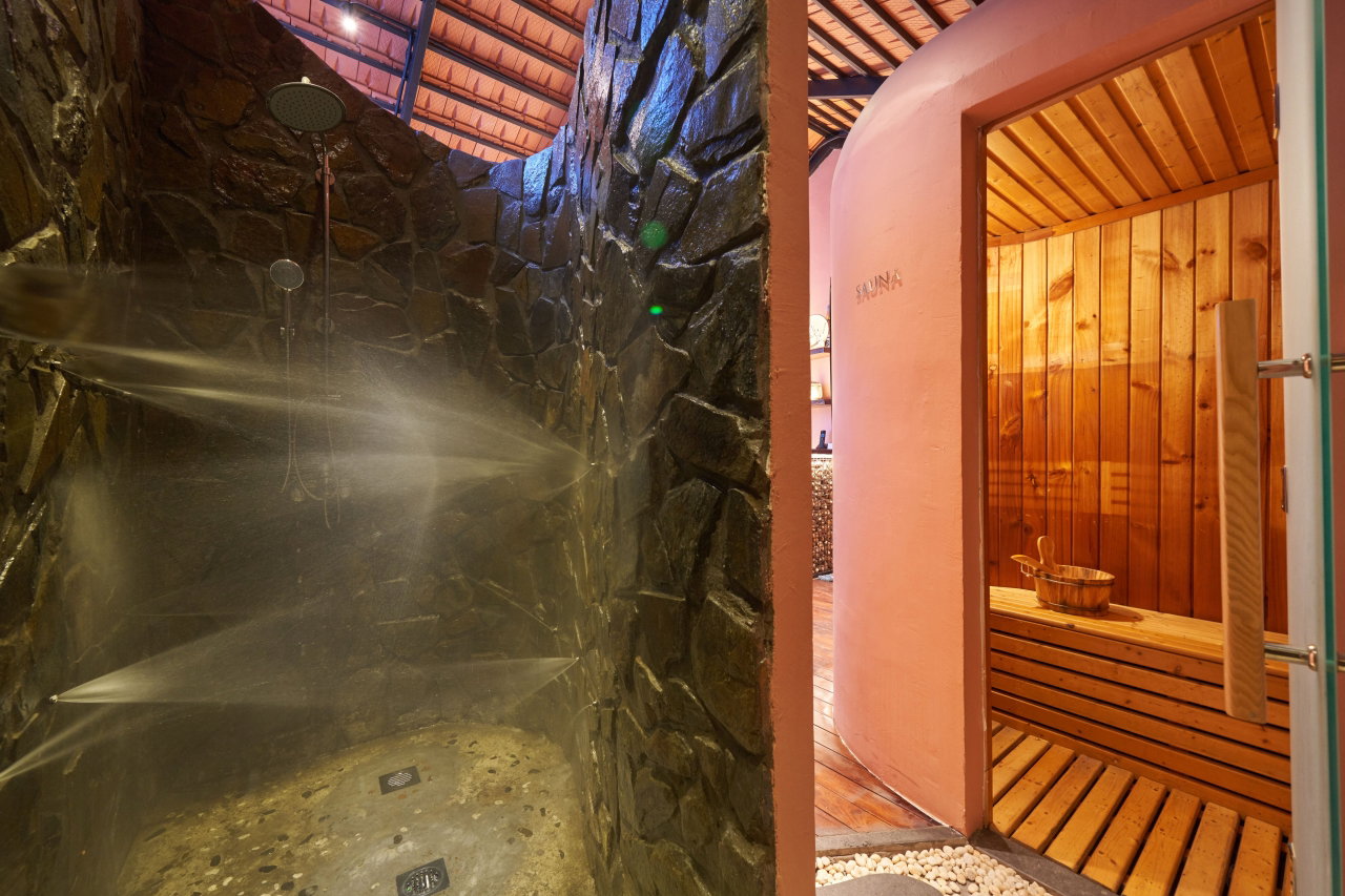 Vì Sao Silverland Sil Là Khách Sạn Boutique Spa Đáng Để Ở Lại Lâu Hơn Giữa Khu Phố Nhật Sài Gòn 3 Phòng xông hơi và hồ thủy trị liệu tại tầng wellness KL Spa của khách sạn Silverland Sil