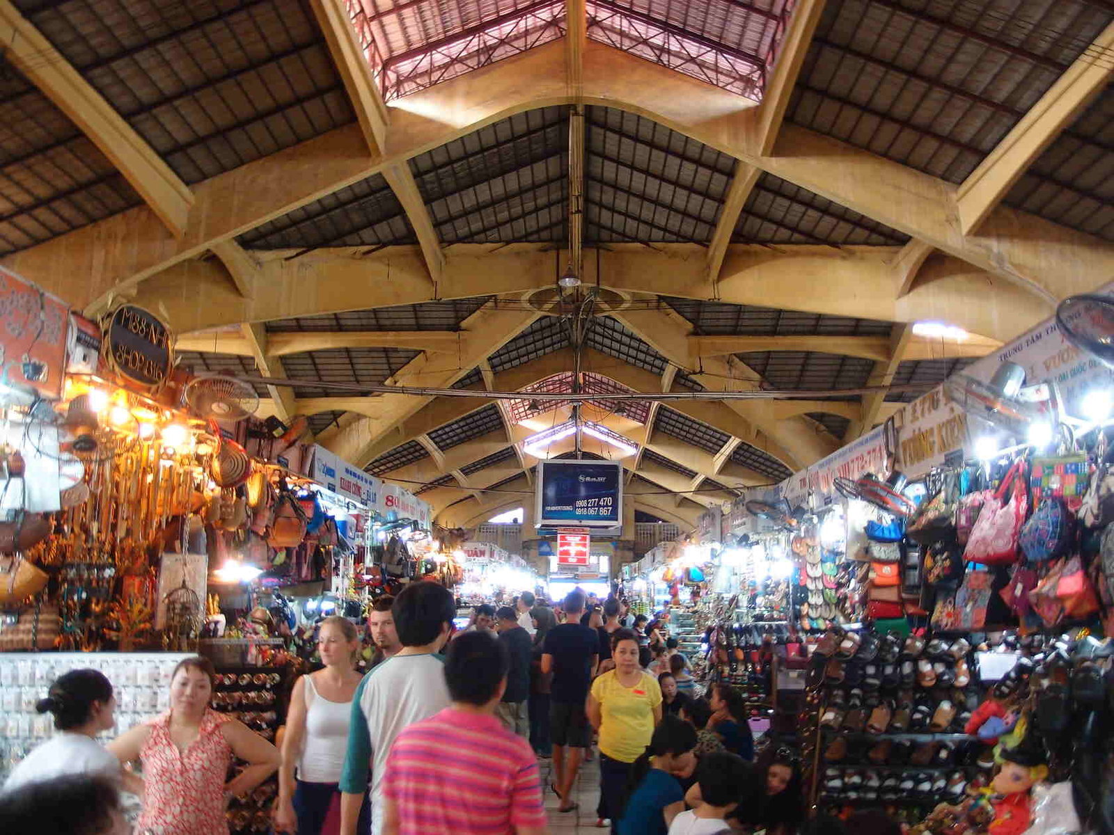 What’s Around Silverland Ben Thanh: A Walking Guide to the Market, Le Loi and Beyond 2 Inside Ben Thanh Market, aisles of fabric, handicraft and food stalls under the arched roof