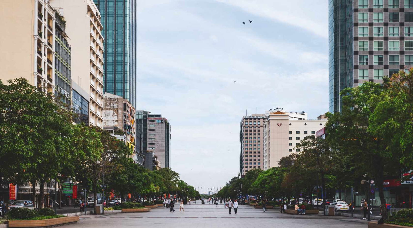 Phố đi bộ Nguyễn Huệ – Cảm nhận nhịp sống của thành phố sôi động nhất Việt Nam