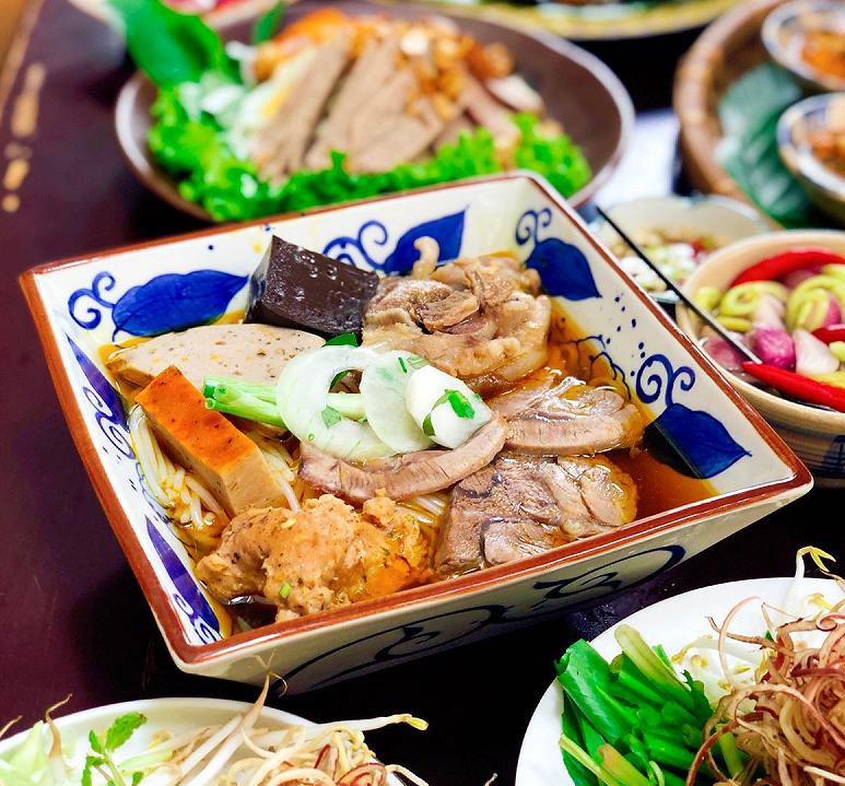 street food bun bo in ben thanh market