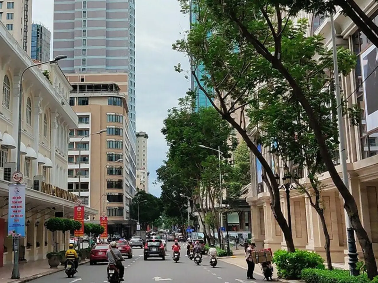 "Bỏ Túi 10" Địa Điểm Du Lịch Sài Gòn 3 Ngày 4 2.-Dong-Khoi-Street-The-Bustling-Shopping-And-Entertainment-Street-Of-The-City