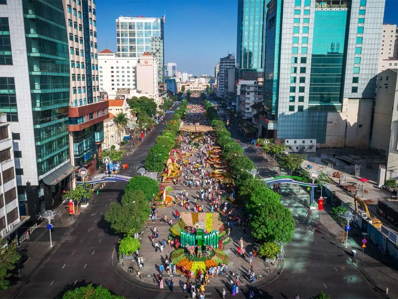 "Bỏ Túi 10" Địa Điểm Du Lịch Sài Gòn 3 Ngày 5 3.-Nguyen-Hue-Pedestrian-Boulevard-One-of-the-must-visit-destinations