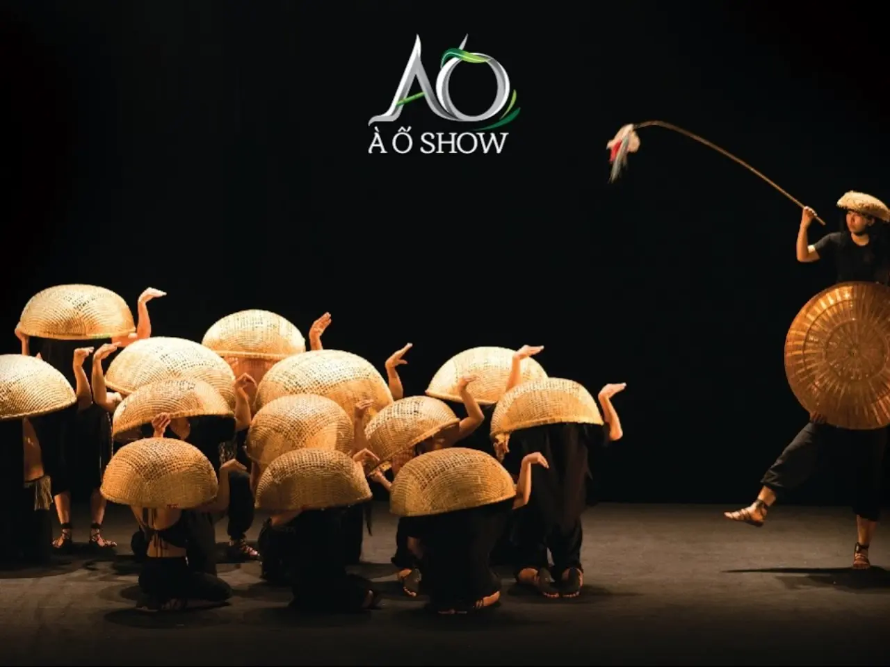"Bỏ Túi 10" Địa Điểm Du Lịch Sài Gòn 3 Ngày 10 8.-A-O-Show-Inside-The-Nostalgic-Opera-House