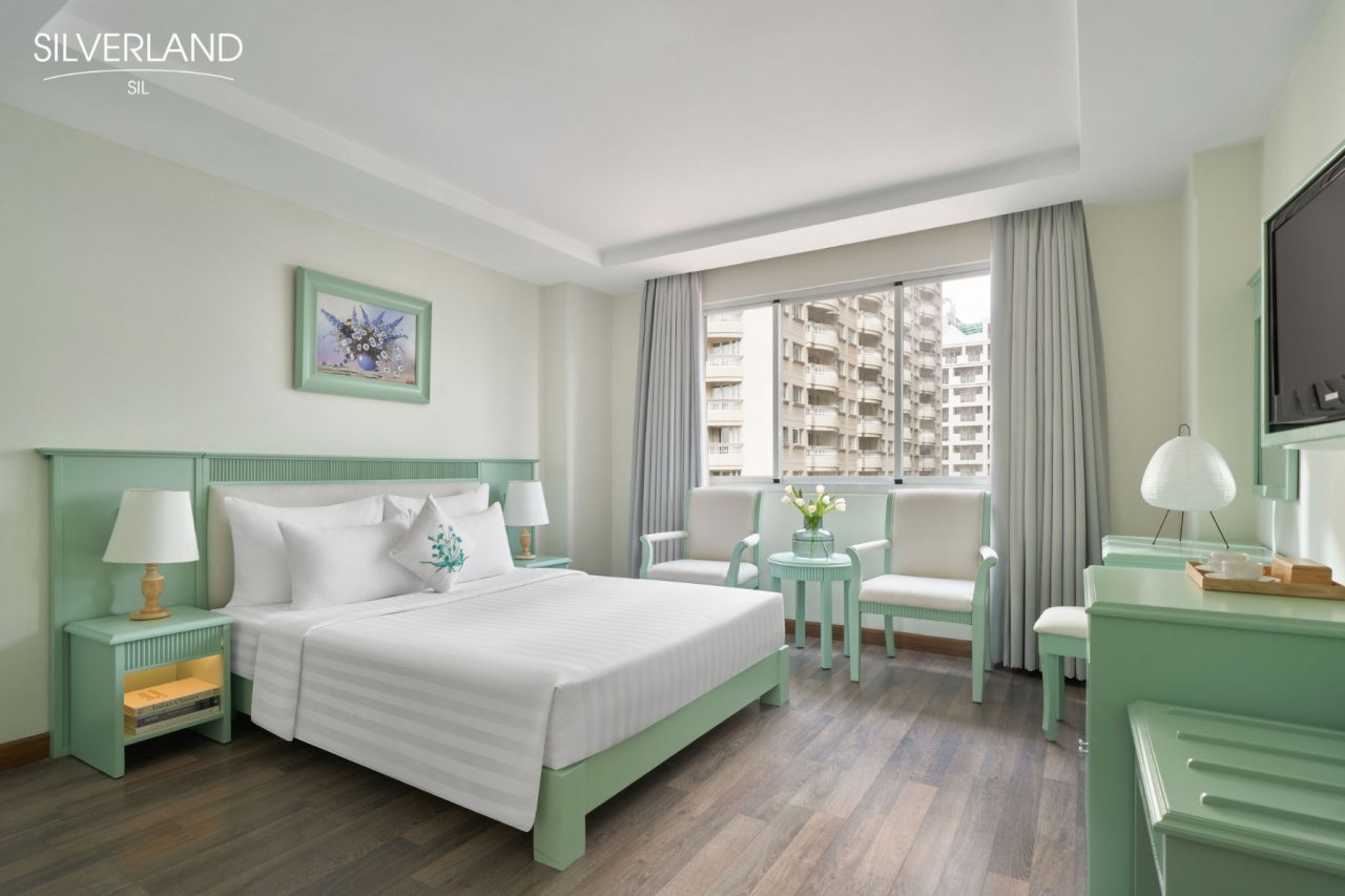 Vì Sao Silverland Sil Là Khách Sạn Boutique Spa Đáng Để Ở Lại Lâu Hơn Giữa Khu Phố Nhật Sài Gòn 2 Phòng Signature tại khách sạn Silverland Sil với tông màu xanh Tiffany và cửa sổ nhìn ra thành phố, khu Phố Nhật Sài Gòn
