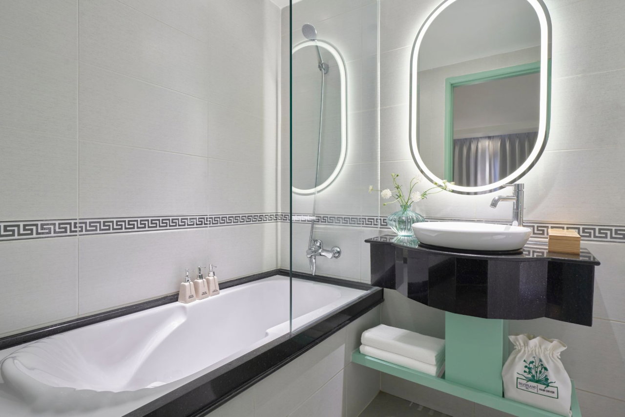 From Meetings to Wellness: A Business Traveller's Stay at Silverland Sil 4 Bathroom with bathtub in a Deluxe room at Silverland Sil, a business hotel on Thai Van Lung Street