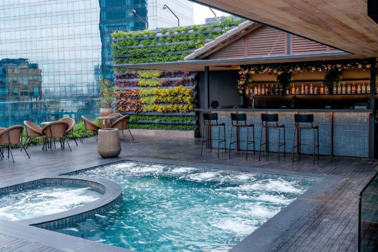 Nóng hay lạnh? Khám phá trải nghiệm Jacuzzi trên rooftop Silverland Sakyo 1 Jacuzzi Silverland Sakyo với hai vùng nước nằm cạnh quầy bar trên tầng thượng