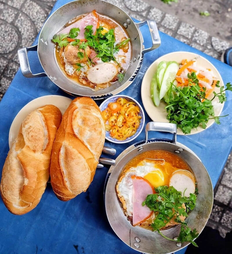 Where to eat in Ho Chi Minh city district 1? What spots do foodies and tourists love?