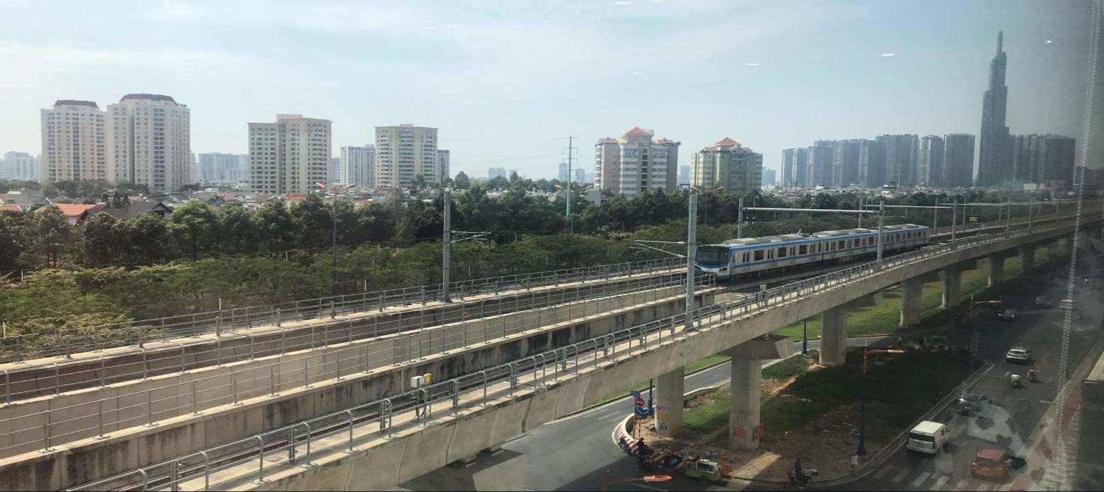 Cẩm Nang Thảo Điền Thành Phố Hồ Chí Minh — Cà Phê, Nghệ Thuật & Văn Hóa Ngoại Kiều Ở Quận 2 2 Metro Line 1 running elevated through Thao Dien with Landmark 81 in the distance