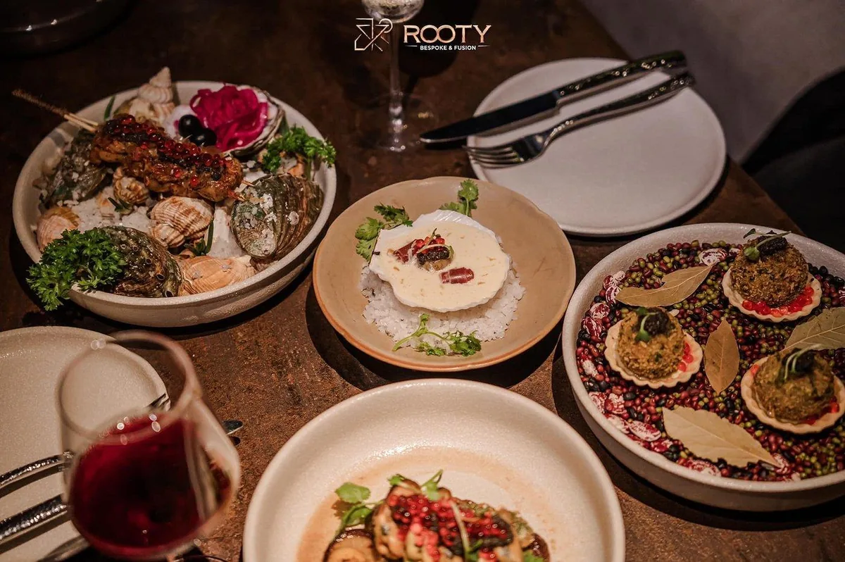 Rooftop Đẹp Nhất Để Xem Pháo Hoa Ở Sài Gòn 3 Các món hải sản fusion và rượu vang tại Rooty Bar, The Myst Đồng Khởi