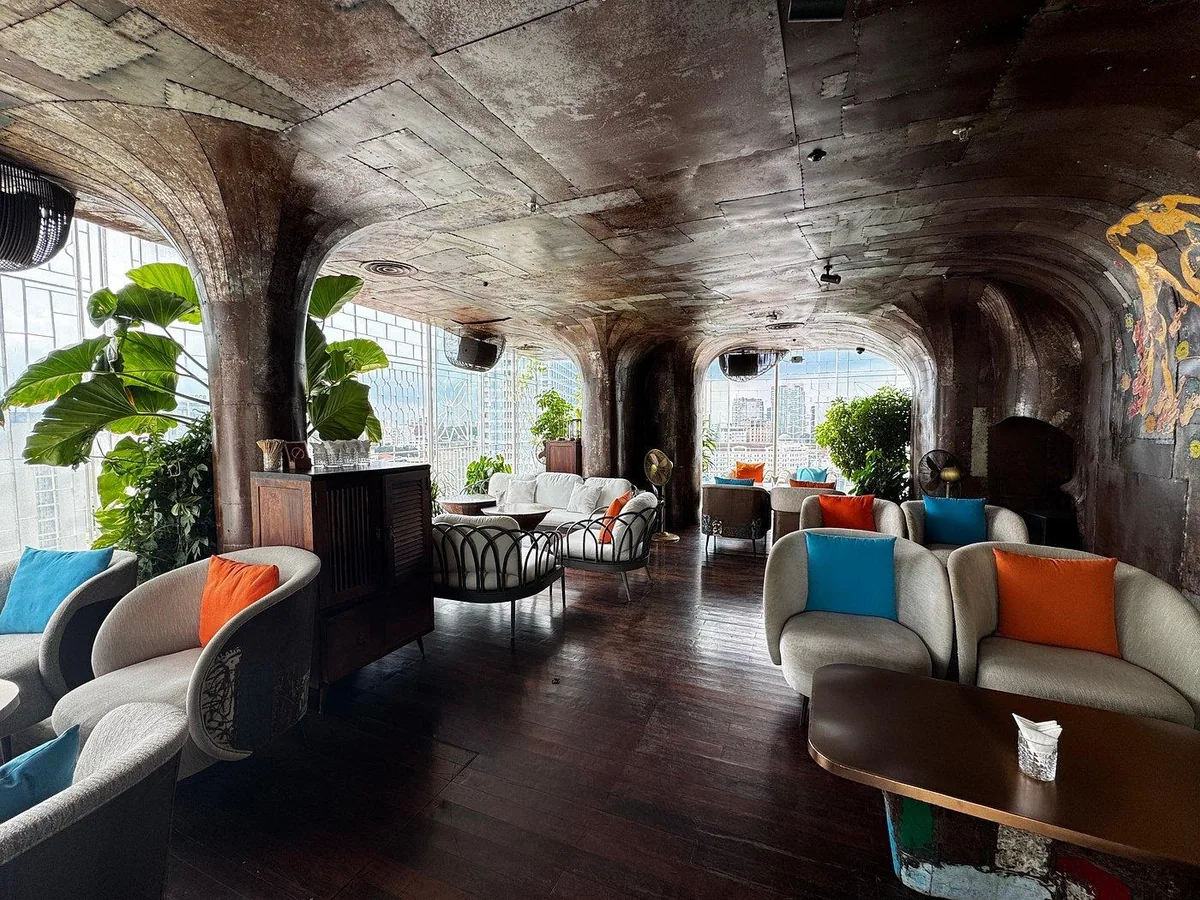 Rooftop Đẹp Nhất Để Xem Pháo Hoa Ở Sài Gòn 4 Khu lounge nội thất sắt gỉ của Rooty Bar với ghế ngồi nhiều màu và tầm nhìn ra thành phố