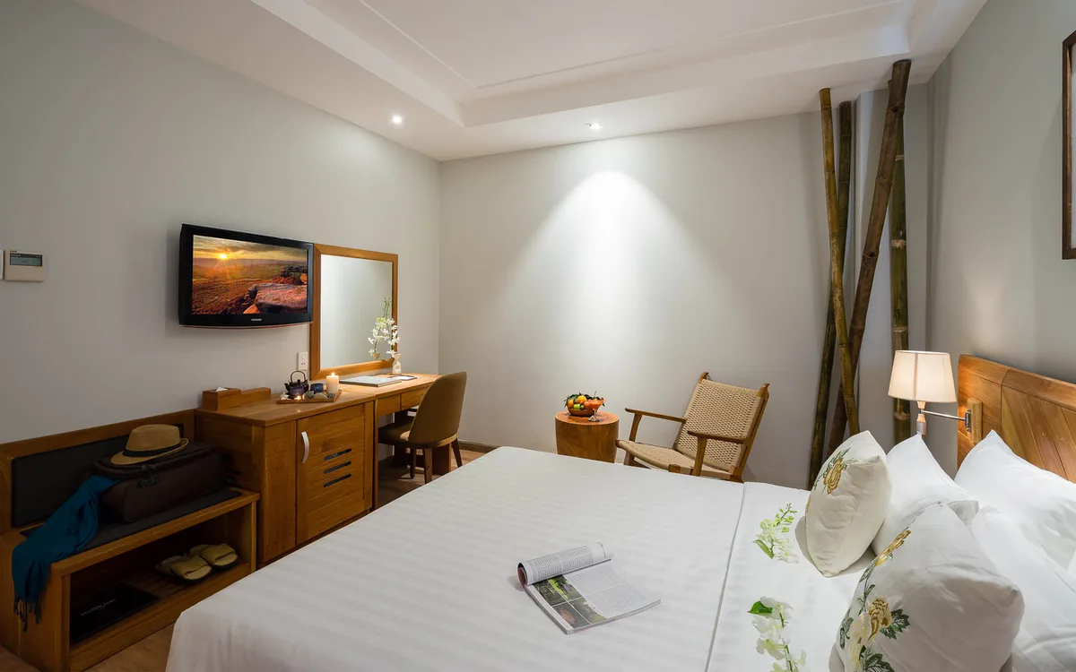Nên ở đâu gần chợ Bến Thành để có trải nghiệm boutique yên tĩnh 4 Phòng Deluxe tại Silverland Yen với nội thất gỗ ấm, khách sạn boutique 4 sao gần chợ Bến Thành