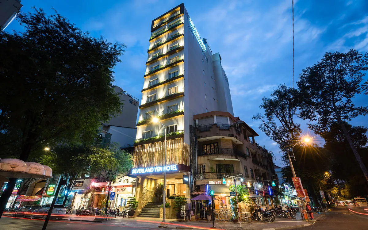 Nên ở đâu gần chợ Bến Thành để có trải nghiệm boutique yên tĩnh 1 Mặt tiền khách sạn Silverland Yen lúc chiều tối trên đường Thủ Khoa Huân, Quận 1, cách chợ Bến Thành vài phút đi bộ