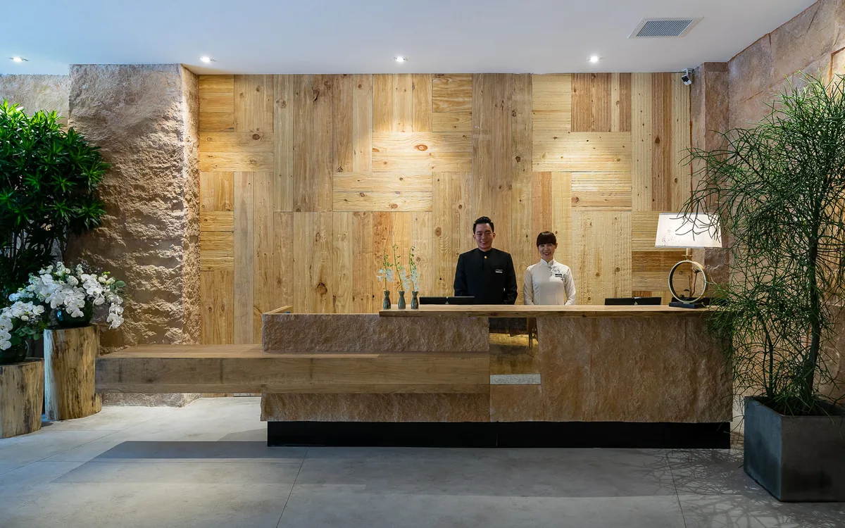 Nên ở đâu gần chợ Bến Thành để có trải nghiệm boutique yên tĩnh 2 Quầy lễ tân Silverland Yen với tường gỗ mộc và đá tự nhiên, khách sạn boutique yên tĩnh tại Quận 1