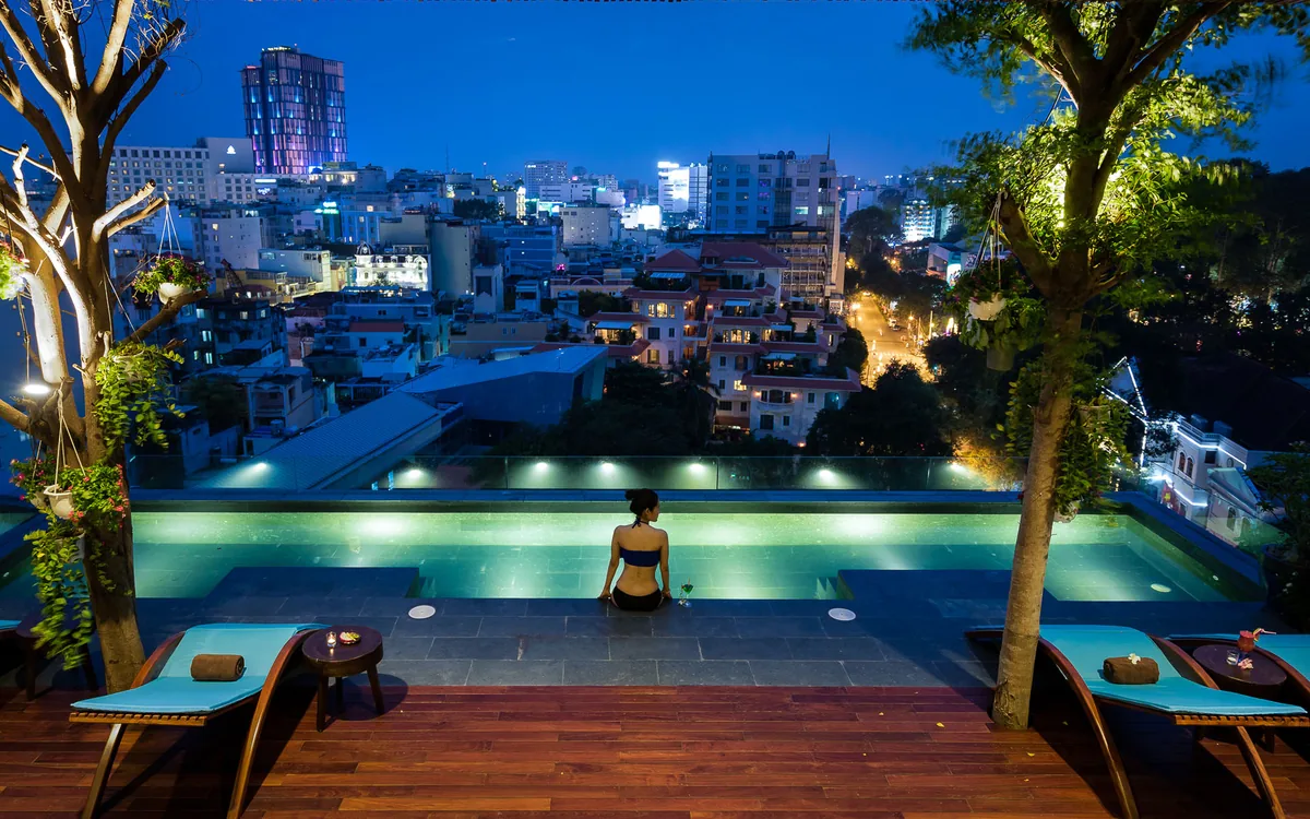 Nên ở đâu gần chợ Bến Thành để có trải nghiệm boutique yên tĩnh 5 Hồ bơi sân thượng Silverland Yen về đêm nhìn ra Quận 1, Thành phố Hồ Chí Minh